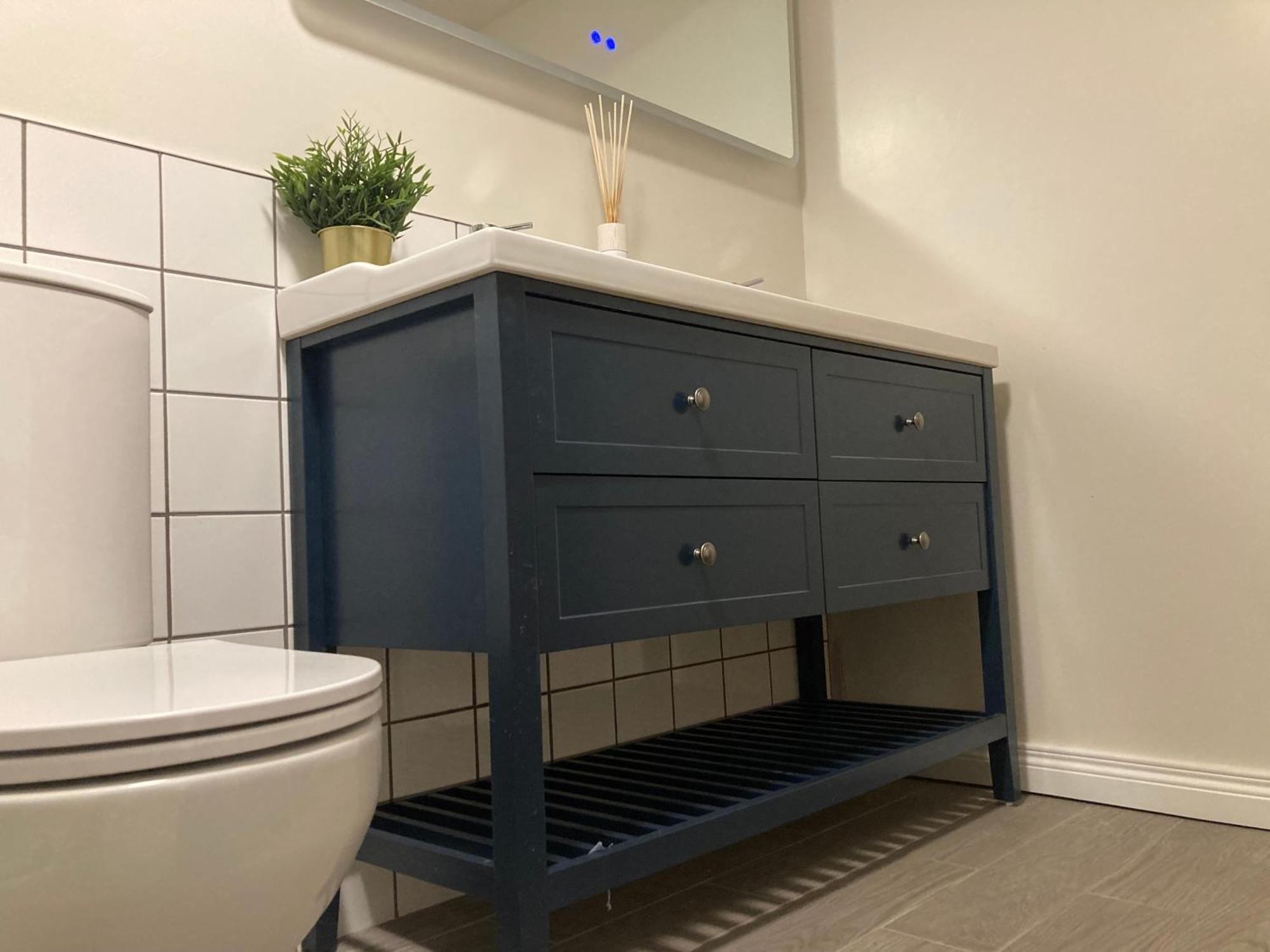 Smart 4K Tvs In All Bedrooms Double Vanity Sink Belfast Dış mekan fotoğraf