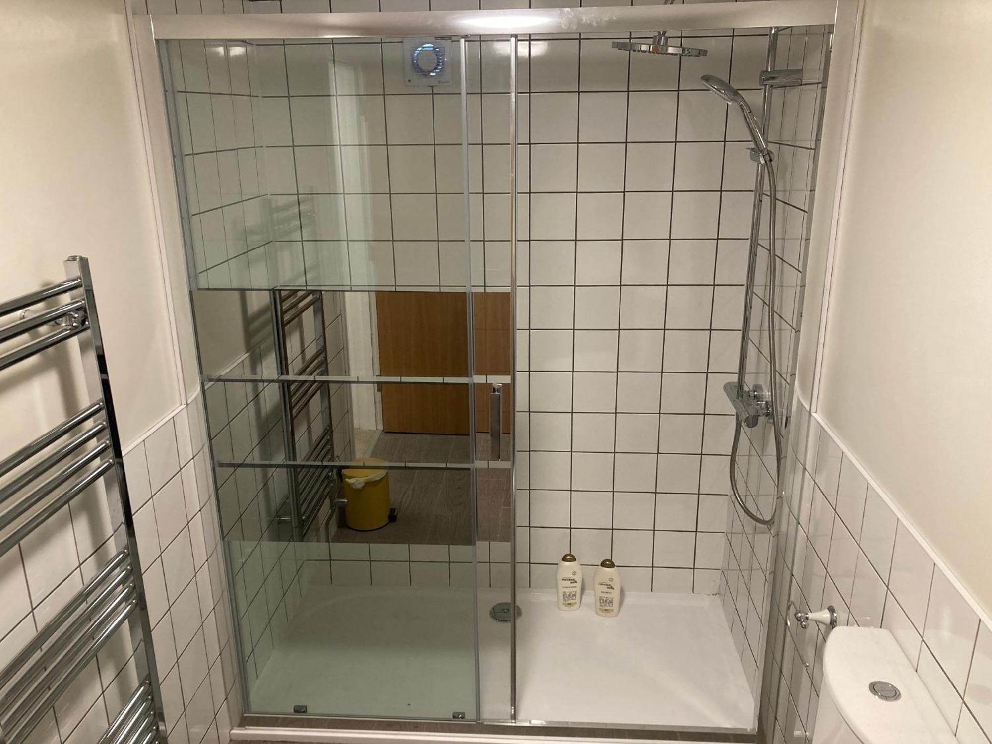 Smart 4K Tvs In All Bedrooms Double Vanity Sink Belfast Dış mekan fotoğraf