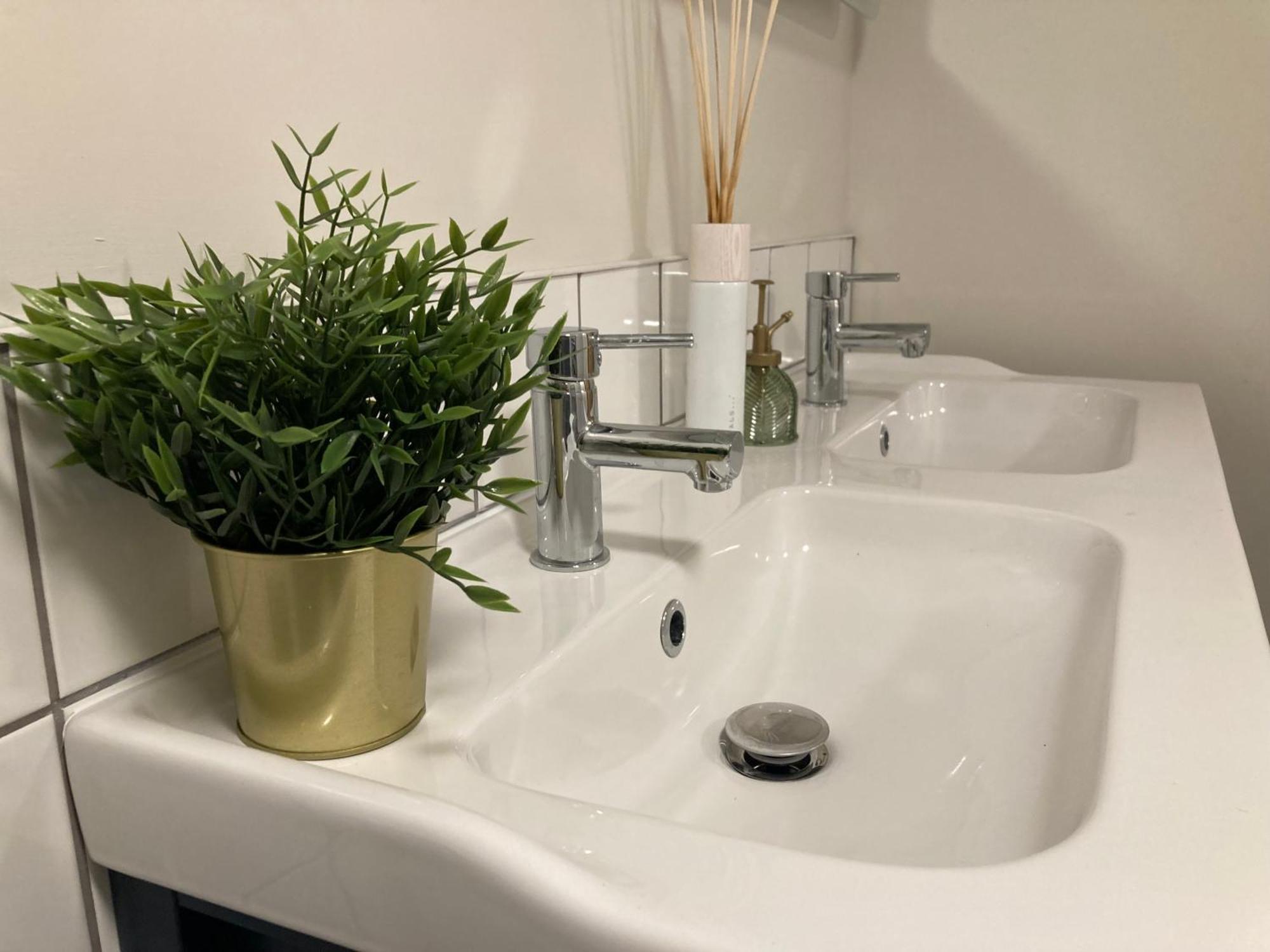 Smart 4K Tvs In All Bedrooms Double Vanity Sink Belfast Dış mekan fotoğraf