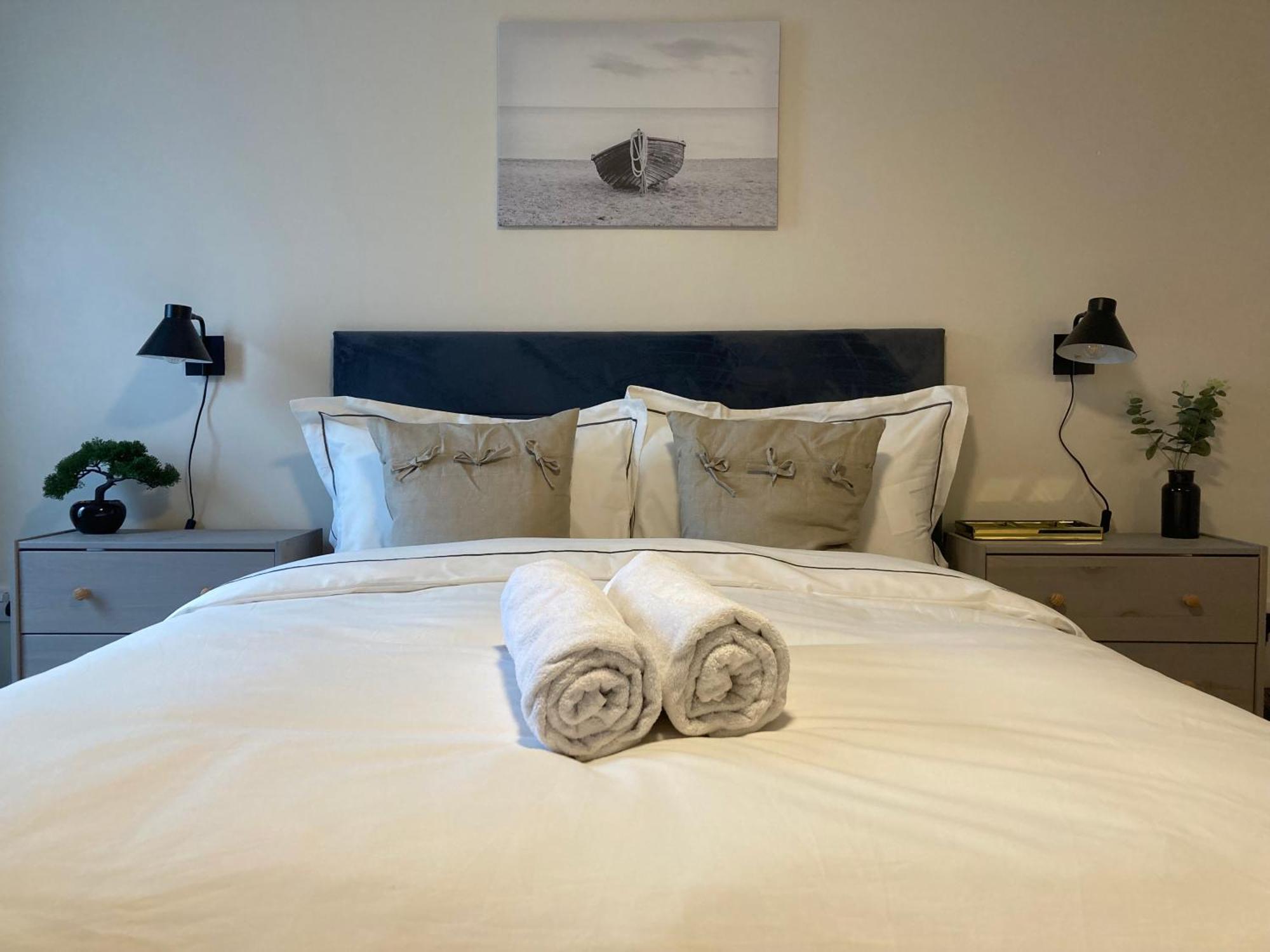 Smart 4K Tvs In All Bedrooms Double Vanity Sink Belfast Dış mekan fotoğraf